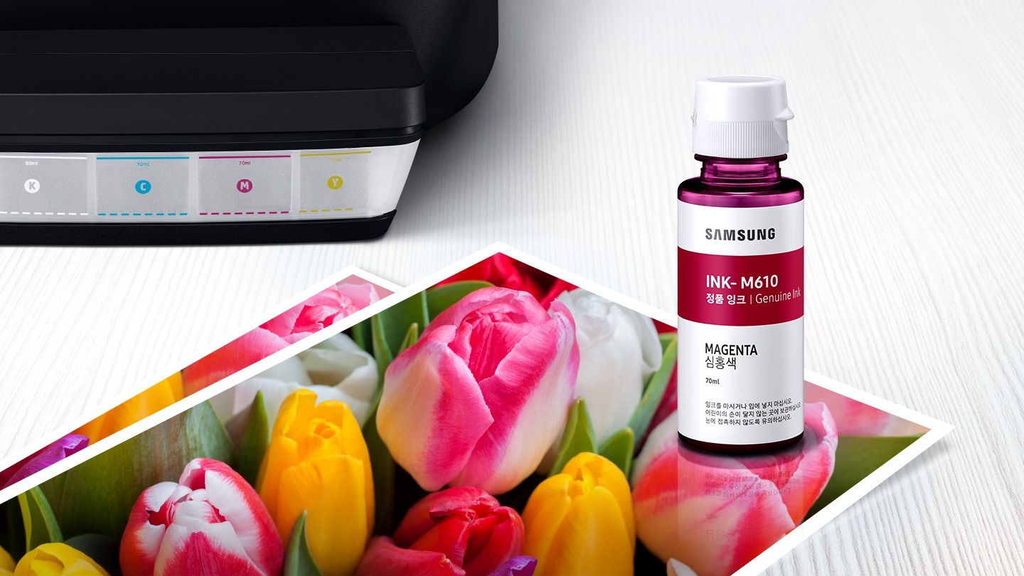 이미지 왼쪽 상단 부분에는 프린터 제품 이미지가 있고 이미지 하단 부분에는 꽃이 출력된 출력물 위에 잉크 정면 이미지가 있습니다.