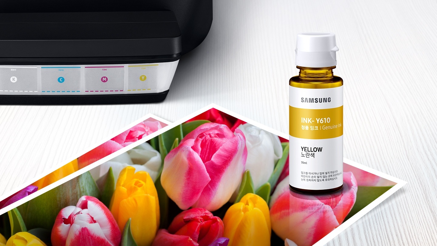 이미지 왼쪽 상단 부분에는 프린터 제품 이미지가 있고 이미지 하단 부분에는 꽃이 출력된 출력물 위에 잉크 정면 이미지가 있습니다.