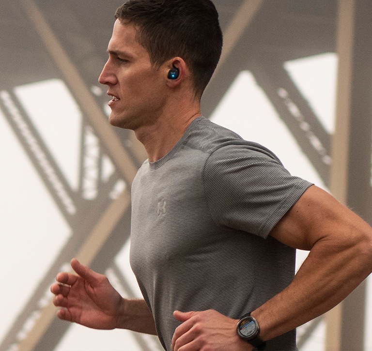 남성이 제품을 착용한채 달리고 있습니다.