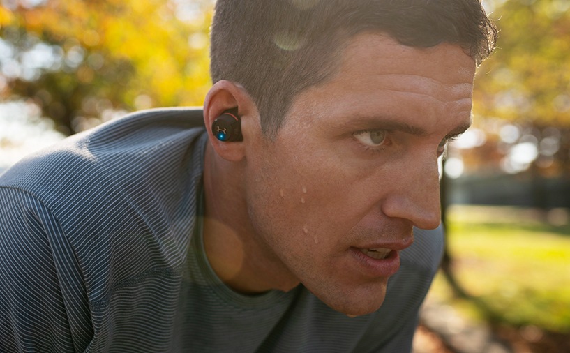 남성이 제품을 착용하고 있습니다.