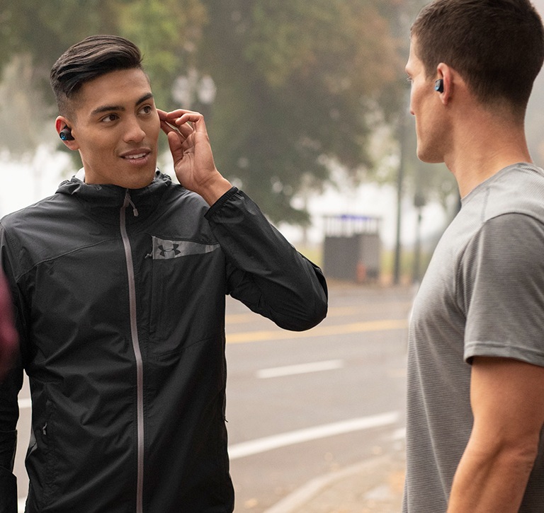 두명의 남성이 제품을 착용하고 있습니다.