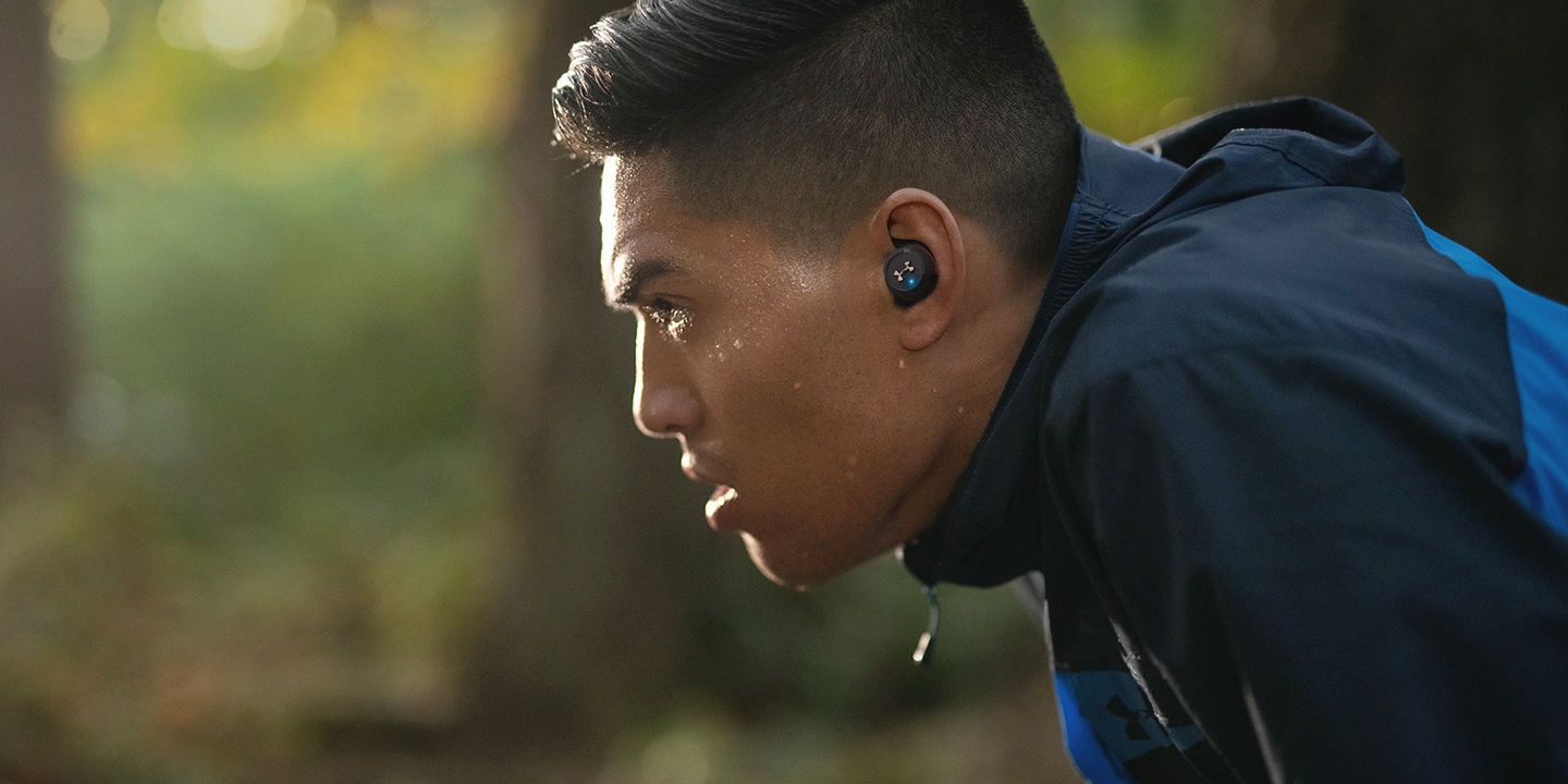 남성이 제품을 착용하고 땀을 흘리고 있습니다.