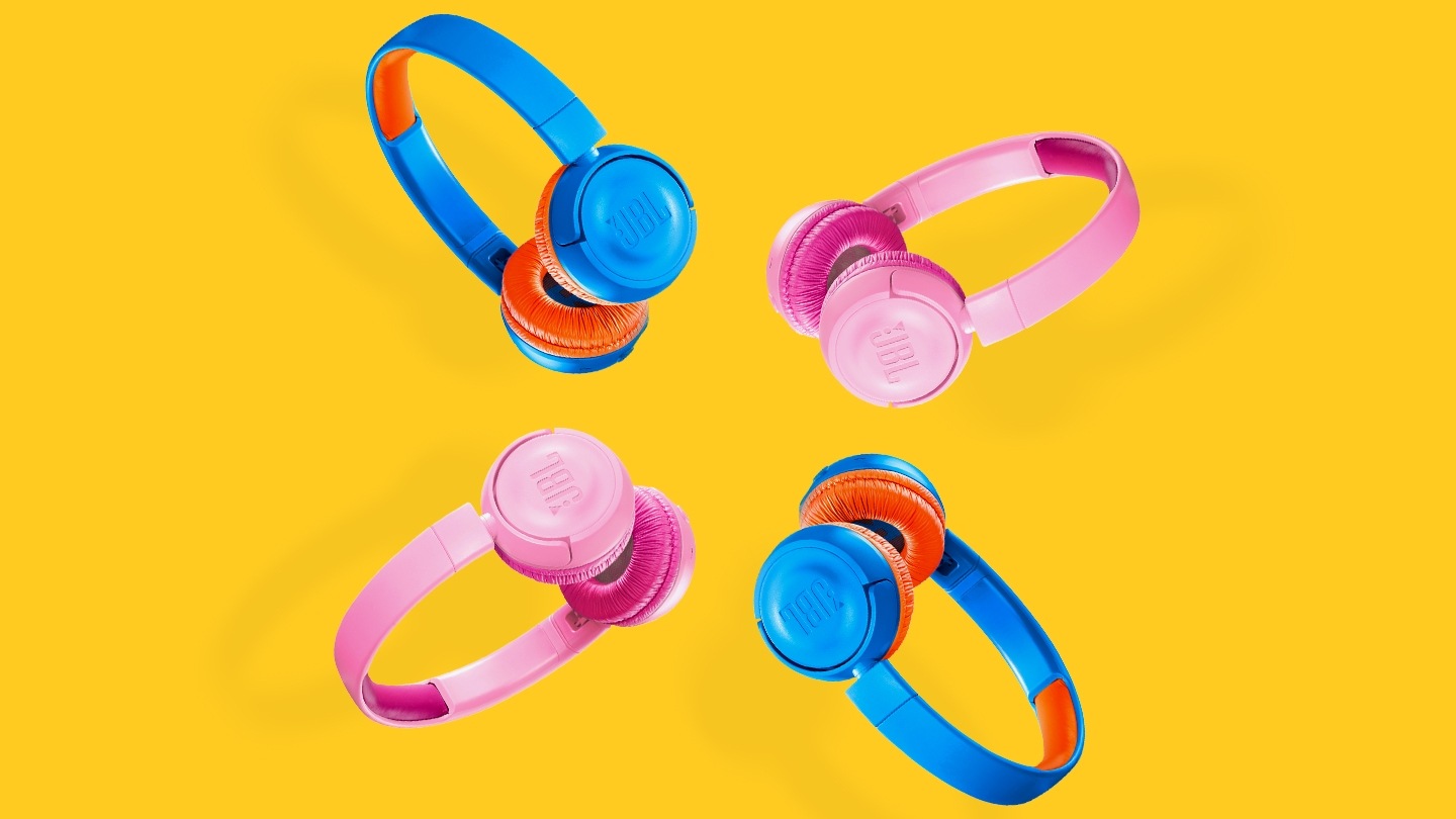 블루와 핑크, 밝고 사랑스러운 컬러의헤드폰이 놓여있습니다.