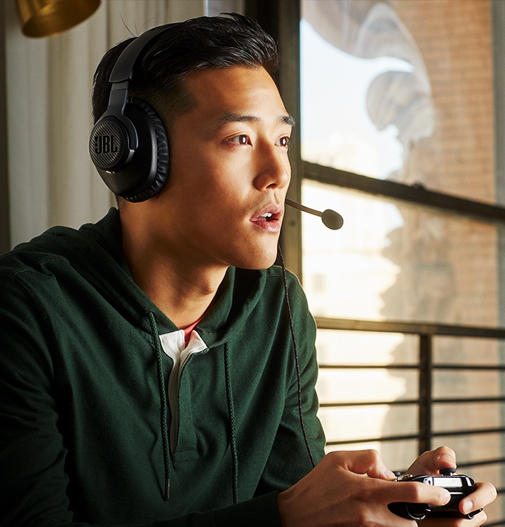 사용자가 퀀텀 100을 끼고 정면을 바라보고 있습니다.