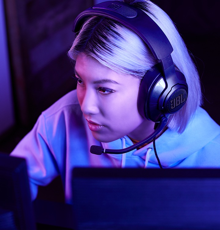 사용자가 헤드셋을 끼고 있는 이미지 입니다.