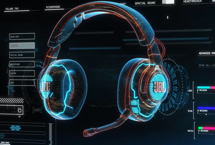JBL Quantum 헤드셋이 LED 로 나타나있고 제품 뒤에는 오디오 이퀄라이저를 조정할 수 있는 화면이 있습니다.