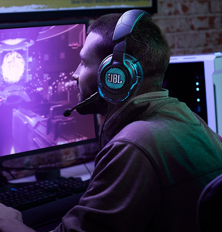 사용자가 퀀텀 ONE을 착용하고 게임을 하고 있는 이미지입니다. 퀀텀 ONE에서는 라이팅 효과가 나오고 있습니다.