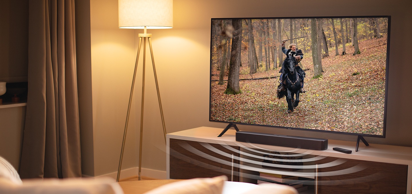 중세 영화의 한 장면이 나오는 TV와 함께 사운드바에서 풍부한 사운드가 나오고 있는 모습을 표현한 이미지 입니다.