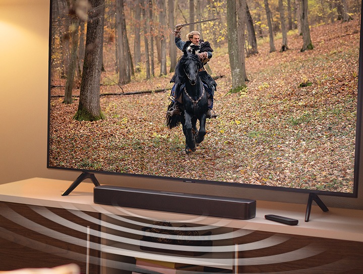 중세 영화의 한 장면이 나오는 TV와 함께 사운드바에서 풍부한 사운드가 나오고 있는 모습을 표현한 이미지 입니다.