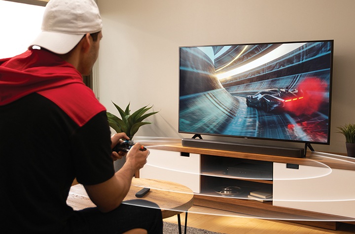 거실에서 남자2명이 게임을 하고 있고, 사운드바에서는 풍부한 사운드가 흘러나오고 있는 장면을 연출하였습니다.