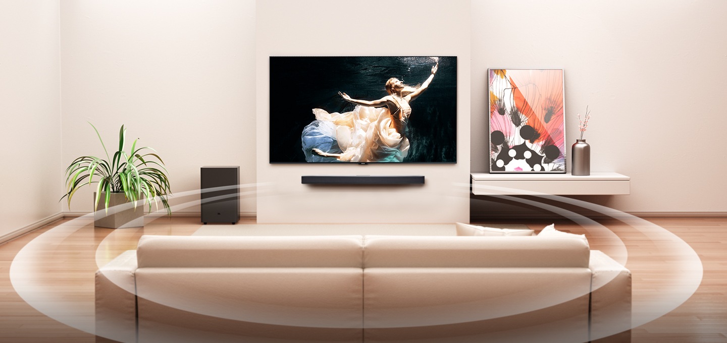 거실 벽면에 벽걸이 TV와 사운드바가 설치되어 있습니다.