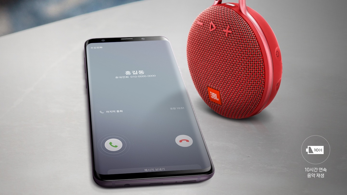 테이블에 휴대폰과 clip 레드 제품이 놓여 있으며, 선없이 플레이가 가능하다는 것을 보여주고 있습니다.