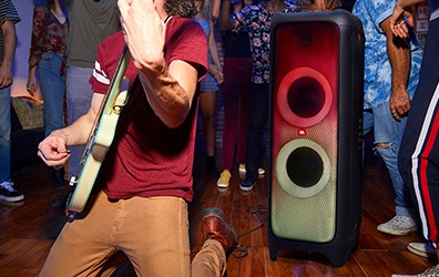 기타연결하여 연주하는 모습