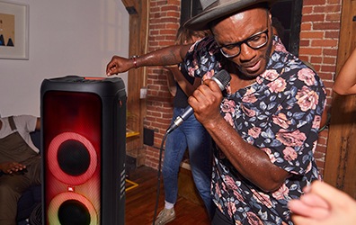 마이크 연결하여 노래하는 모습