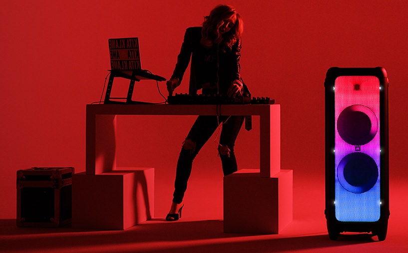 파티박스로 디제잉 하는 모습