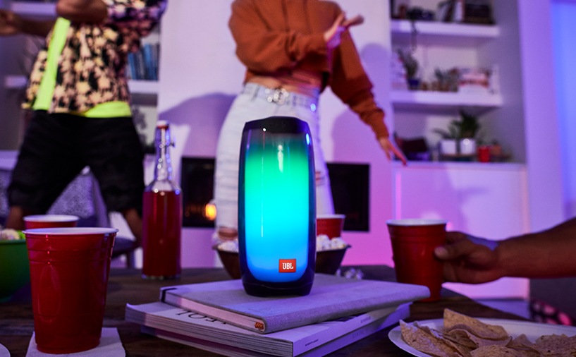 실내 제품이 탁자에 놓여있고 사람들이 춤추는 모습