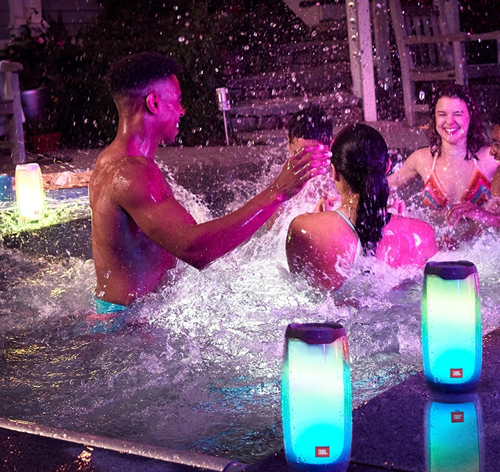 수영장에서 여러대에 제품을 파티부스트 기능으로 즐기는 모습