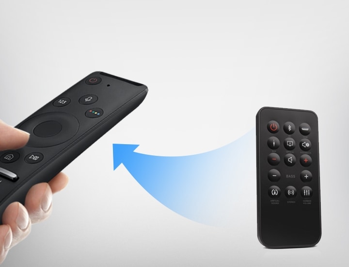 좌측에는 손에들고 있는 TV리모콘을, 우측에는 함께 작동이 가능한 SB450 리모콘을 보여주고 있습니다.