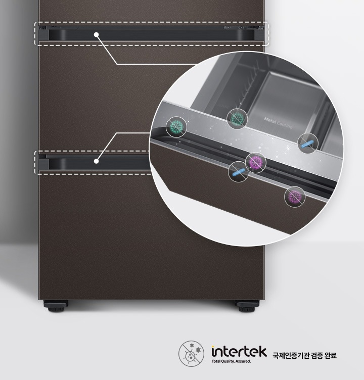 김치냉장고 하단부가 보이고 있으며, 항균 부분이 확대되어 보여지고 있습니다.