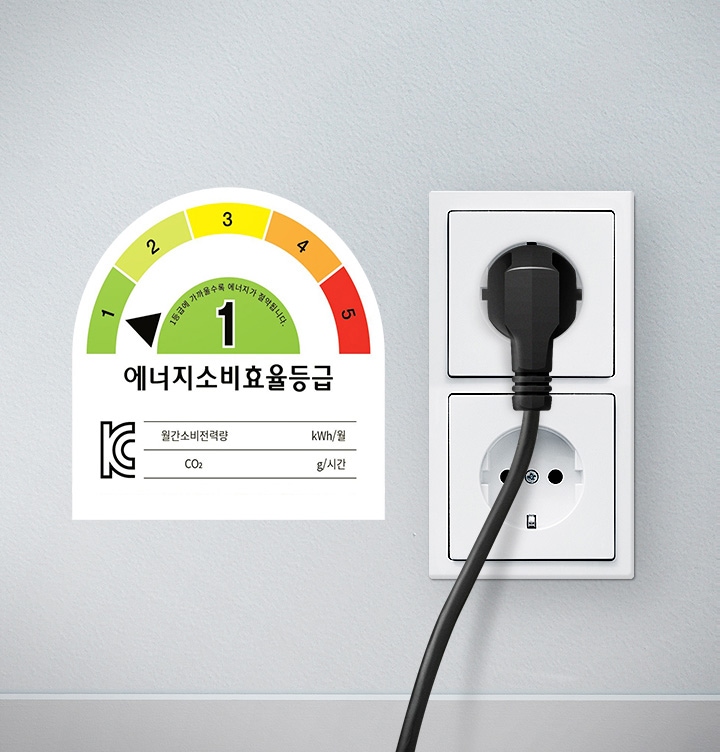 콘센트가 꽂혀있으며, 왼쪽에 에너지소비효율 1등급이 보입니다.
