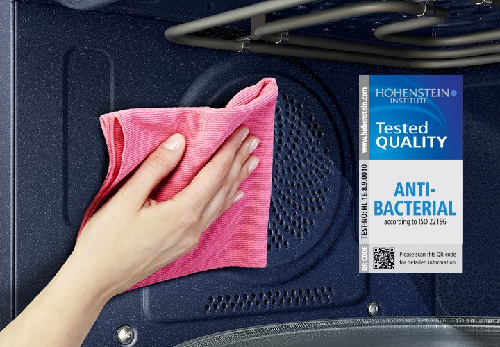 직화오븐 내부를 행주로 닦는 모습이 보여집니다.