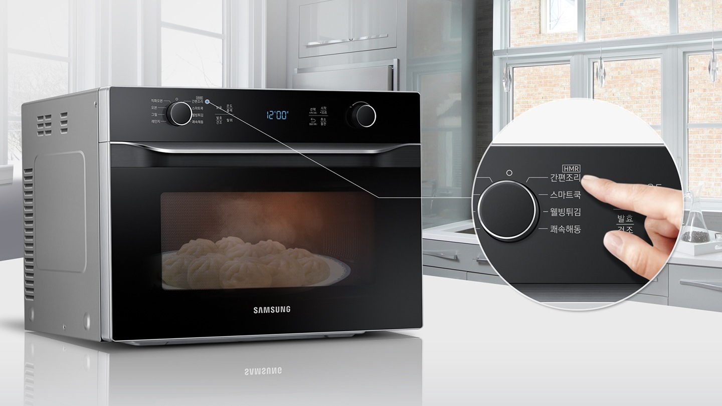주방에 놓인 직화그릴 내부에서 냉동만두가 익어가는 모습이 보여지고 조작부를 확대하여 HMR 간편조리 버튼을 누르고 있는 손가락의 모습이 보여집니다.