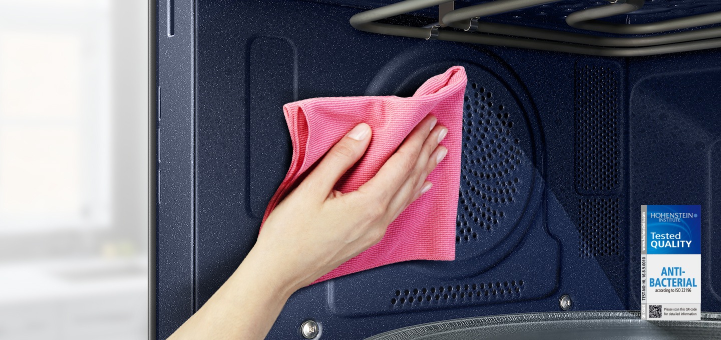 직화오븐 내부를 행주로 닦는 모습이 보여집니다.