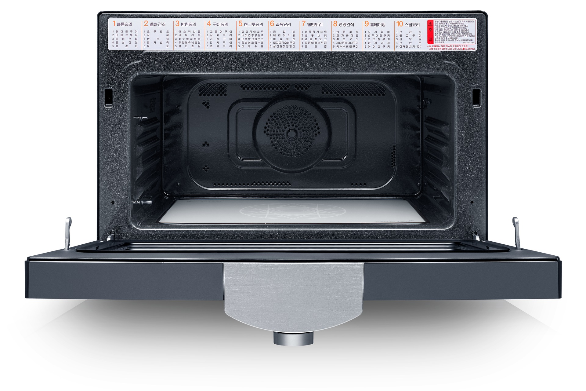 왼쪽에는 직화오븐 내부에 와이드 듀얼 그릴로 스테이크가 익어가는 모습과 하단에 와이드 듀얼그릴 텍스트가 보여지고 오른쪽에는 기존 그릴 제품 내부에서 스테이크가 익어가는 모습과 하단에 기존 제품 그릴이라는 텍스트가 보여지고 있습니다.