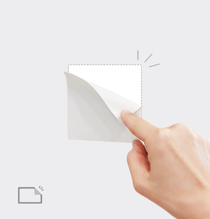 손가락으로 라벨지를 떼고 있습니다.