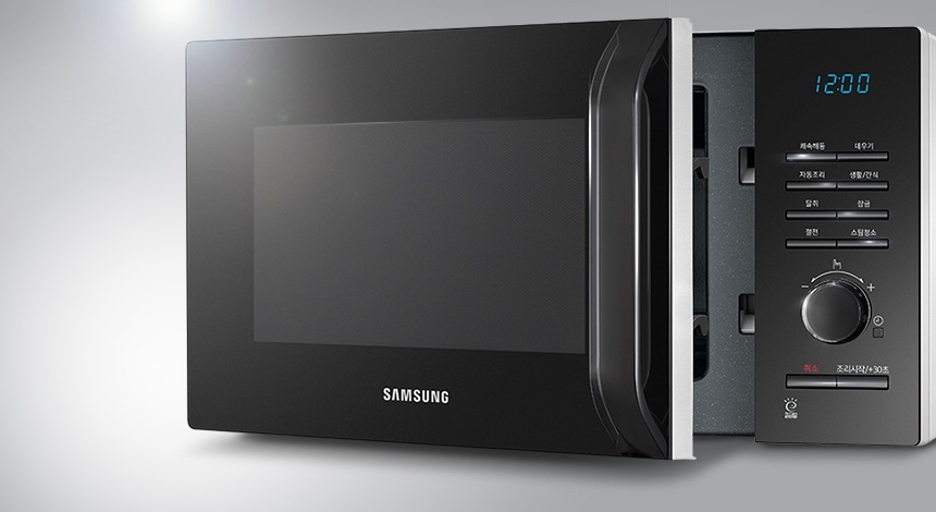 삼성 세라믹 전자레인지의 문이 살짝 열려 있는 모습입니다.