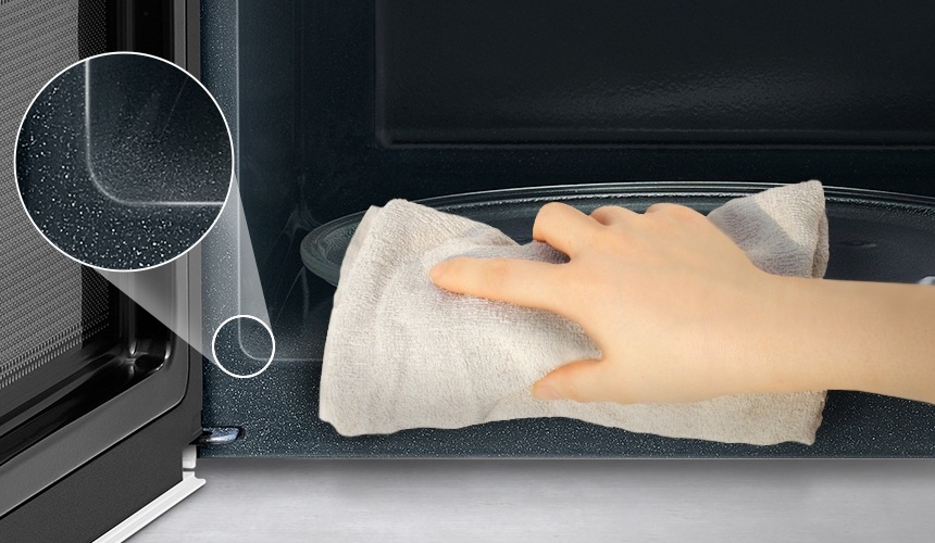 모서리의 각을 없애 틈새까지 깔끔하게 청소할수 있고, 이음새가 없어 이물질이 끼지 않는 전자레인지 내부의 이미지입니다.