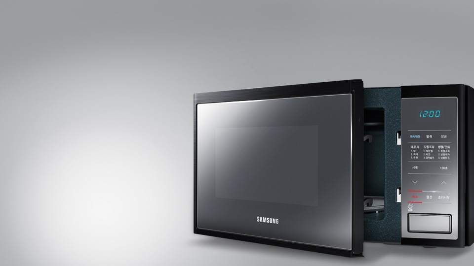 왼쪽으로 약 30도 문이 살짝 열려 있는 삼성 세라믹 전자레인지의 모습입니다.
