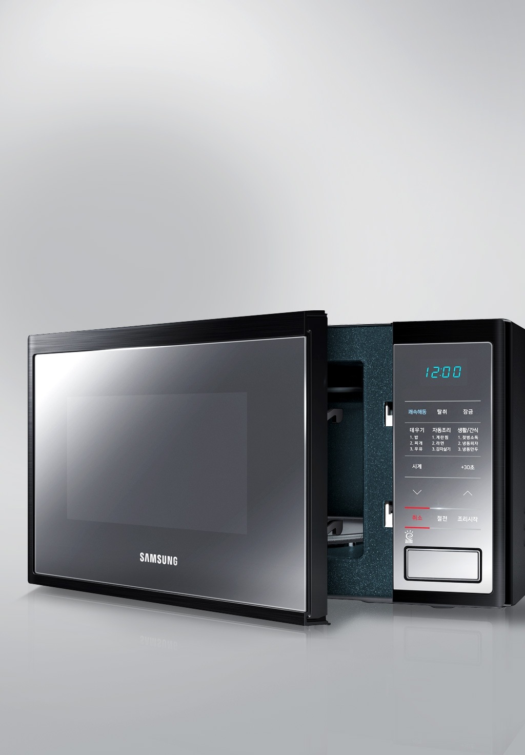 왼쪽으로 약 30도 문이 살짝 열려 있는 삼성 세라믹 전자레인지의 모습입니다.