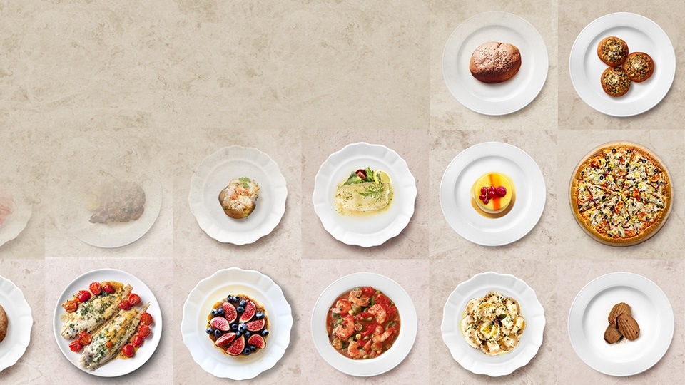 간단한 조리가 가능한 냉동 피자, 구이류, 감자 등의 요리가 그릇에 놓여져 있습니다.