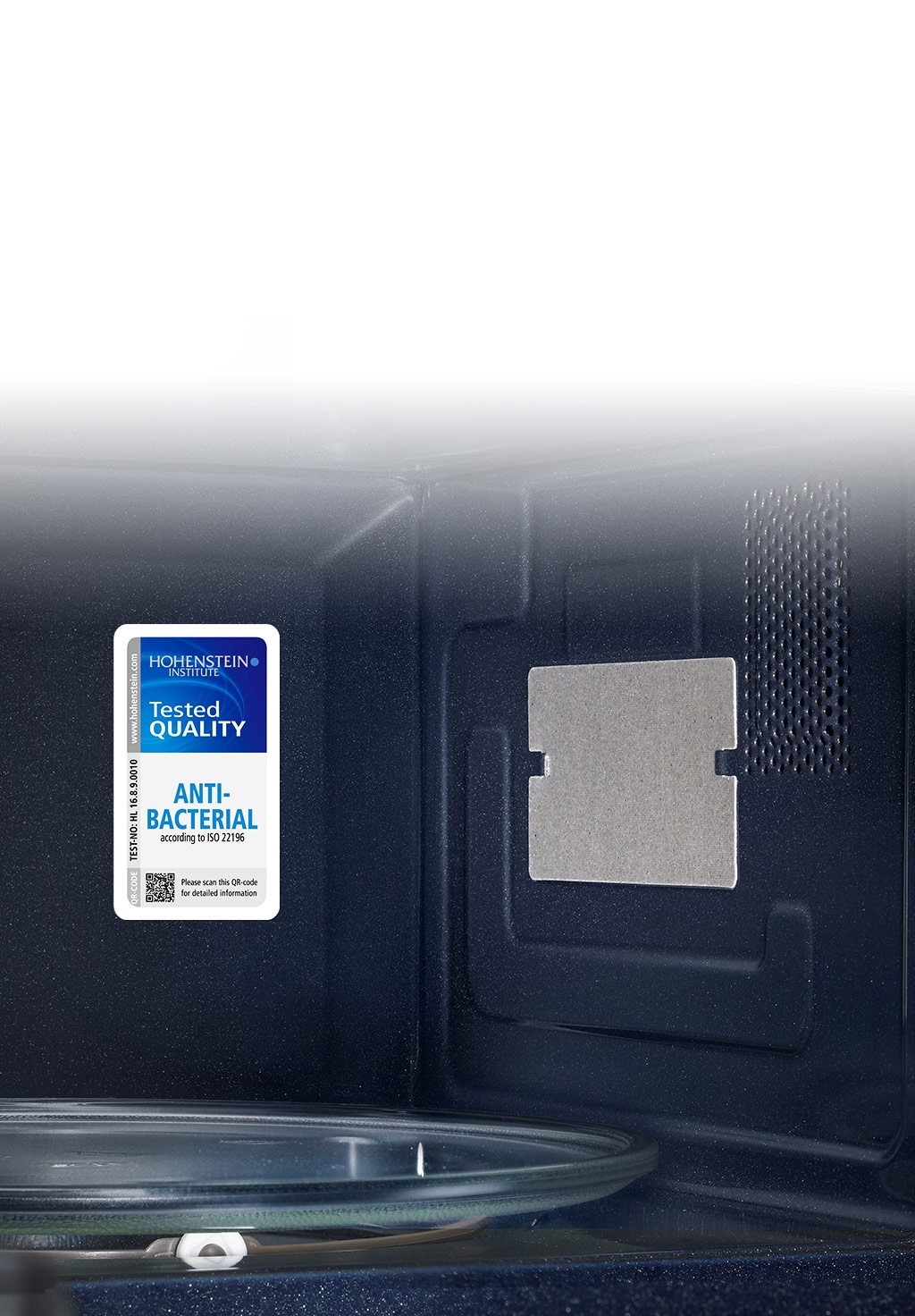 전자레인지의 내부 확대 컷이 보이며 좌측에는 호헨스타인 인증마크가 있습니다.