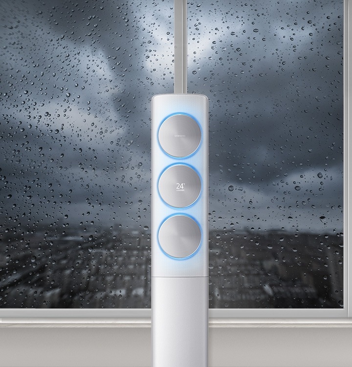 비가 오는 창가 가운데 무풍에어컨이 가운데 보여지고 있습니다.