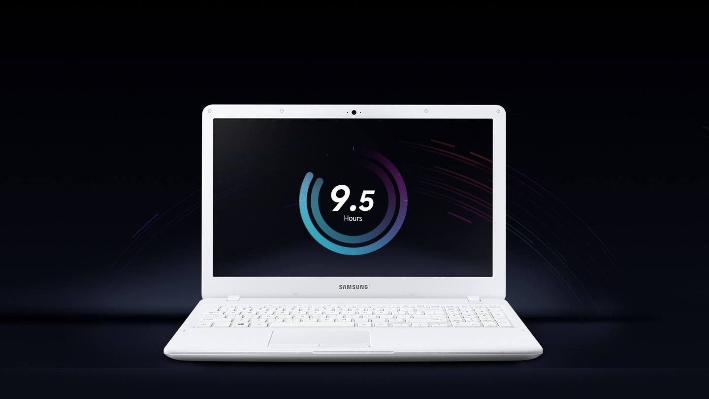 노트북이 정면으로 90도 열려있고 화면에 9.5hours 문구가 있습니다.
