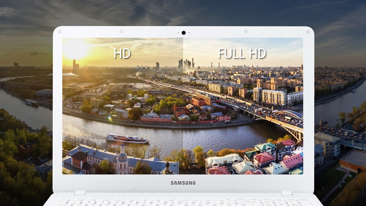 노트북 화면이 반으로 나뉘어 좌측에는 HD, 우측에는 FULL HD 문구가 있습니다.