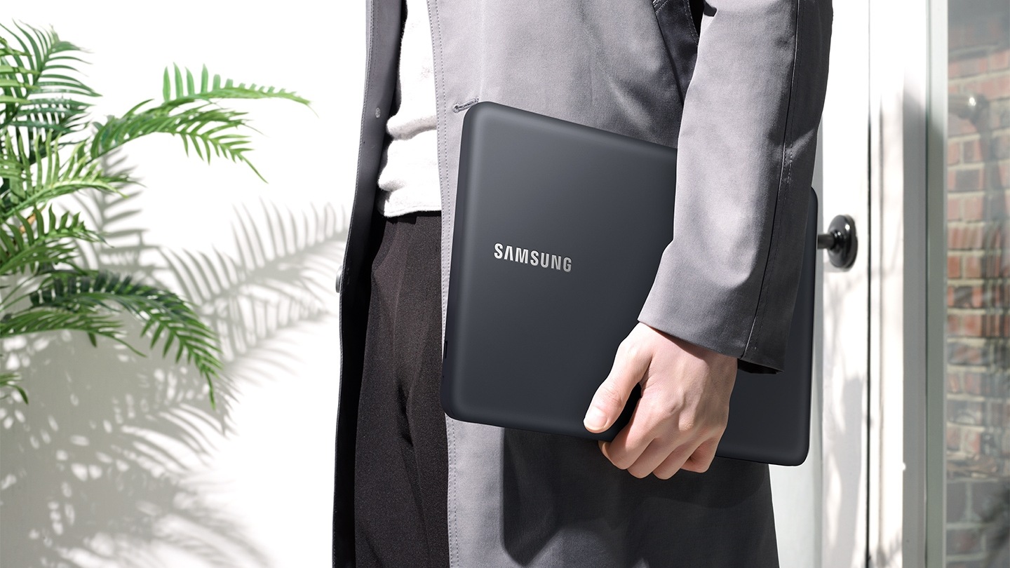 남자가 해당 노트북을 든 모습