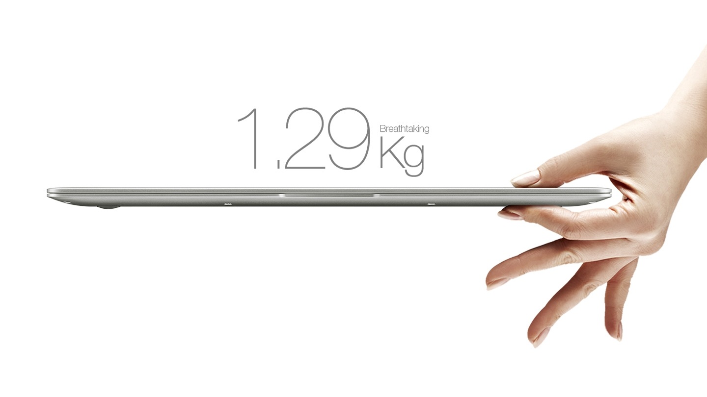 닫힌 제품을 들고있고 위에 1.29kg 문구가 있습니다.