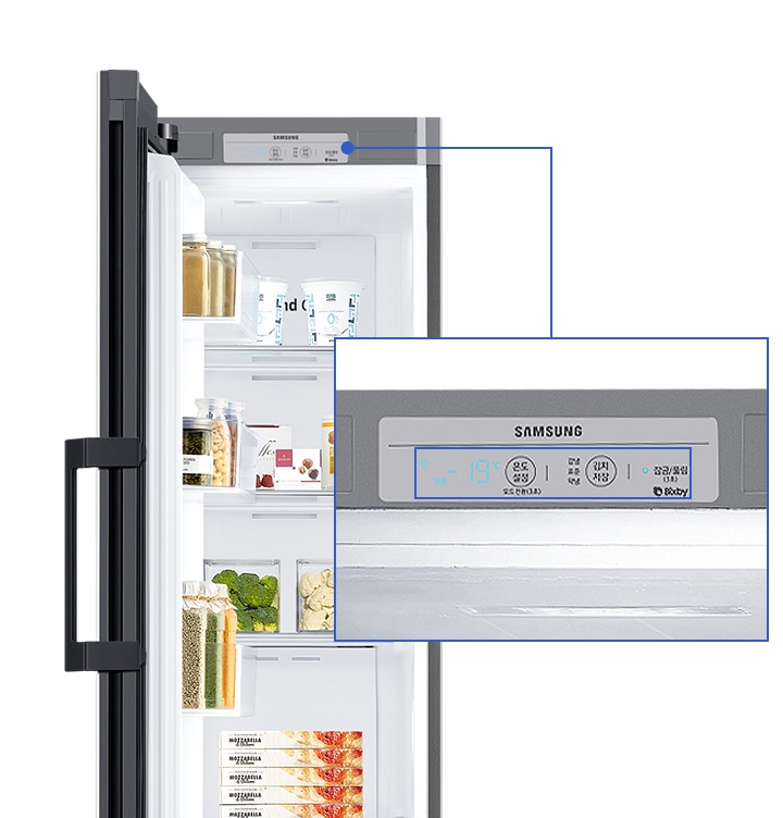 냉장고 도어가 열려있고,  김치저장온도를 설정할 수 있는 상단 조작부를 확대하여 보여주고 있습니다.