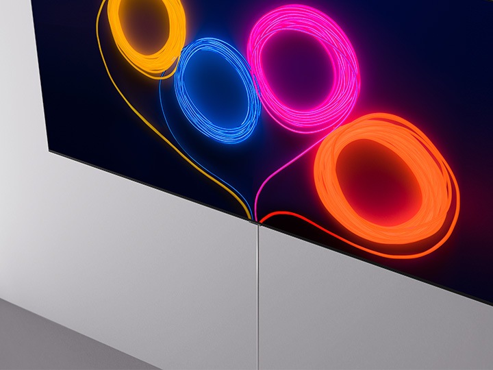 TV가 벽에 걸려있고 매직케이블이 설치되어 있습니다.