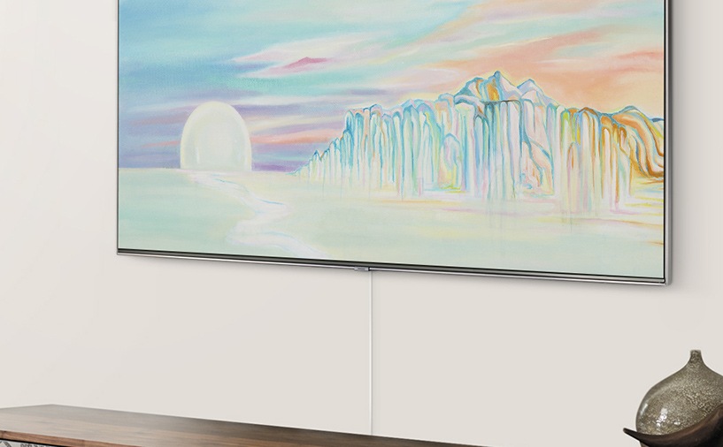 벽에 설치되어 있는 TV를 확대하여 보여주고 있습니다.