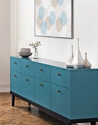 선반위에 TV가 벽에 설치되어 있습니다.