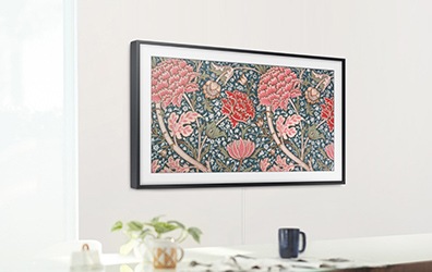 The Frame이 벽에 걸려있고 매직케이블이 설치되어 있습니다.