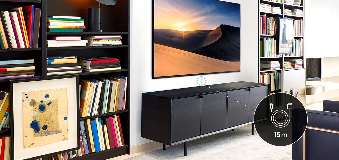 거실에 TV가 벽에 설치되어 있고 매직케이블을 확대하여 아이콘으로 보여주고 있습니다.