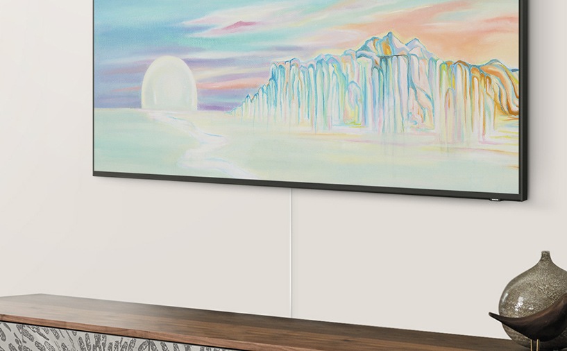 벽에 걸려 있는 TV와 매직케이블을 상세하게 보여주고 있습니다.