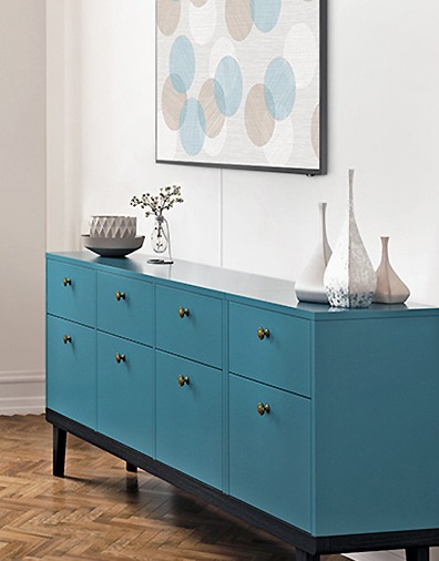 선반위에 TV가 벽에 걸려 있습니다.