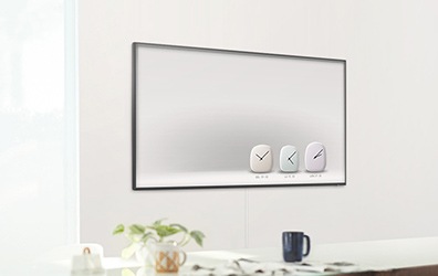 주방 앞 벽면에 TV가 걸려 있습니다.