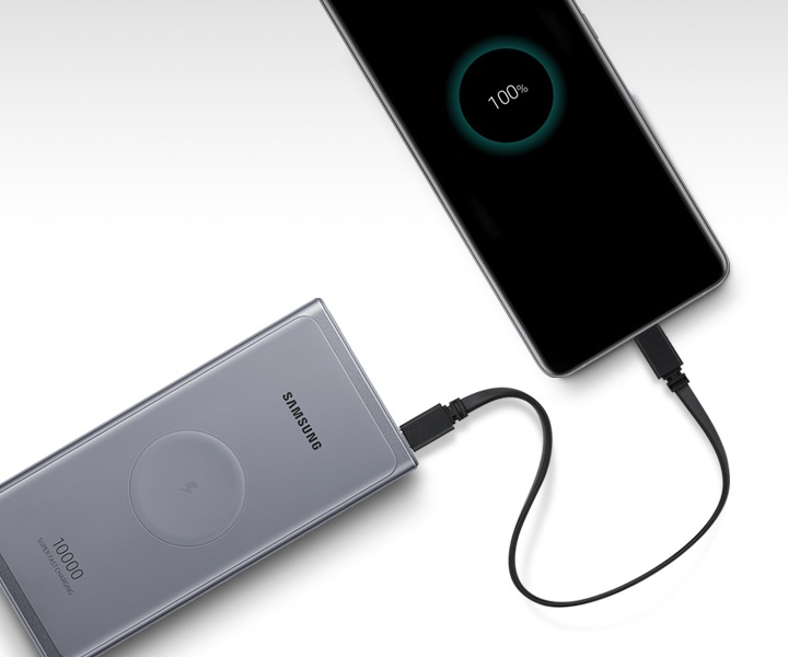 무선충전 배터리팩이 핸드폰과 연결되고있습니다.